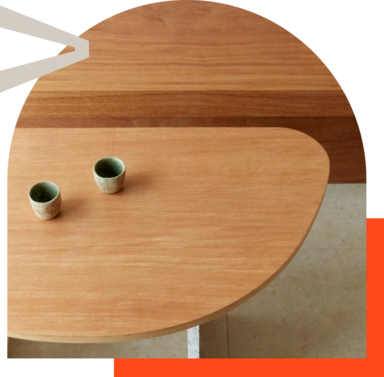 Mesa de madera con dos tazas de cerámica, diseño de Sofía Silva Studio