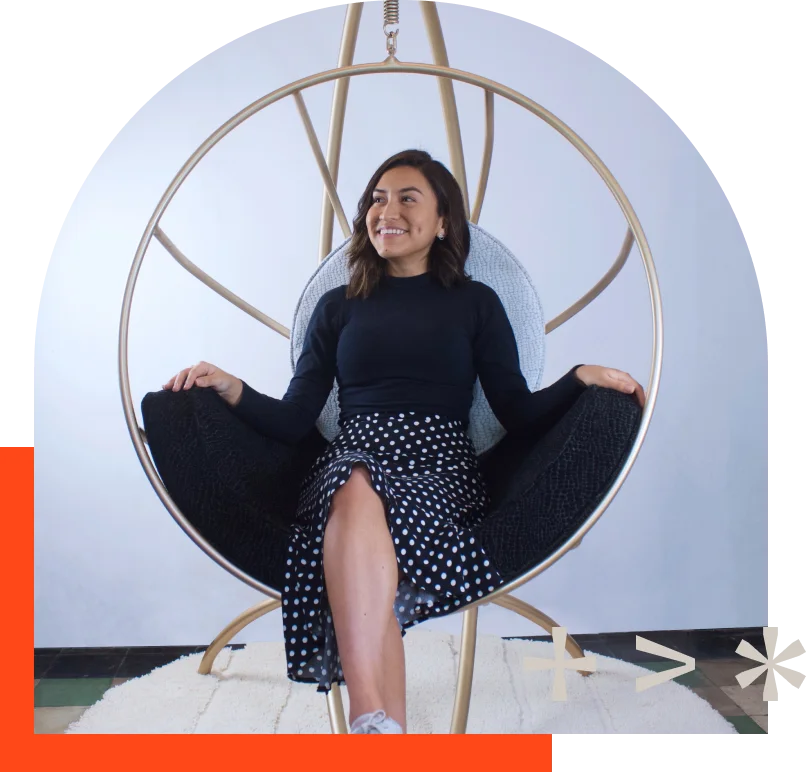 Sofía Silva, fundadora de Sofía Silva Studio, sentada en una silla colgante